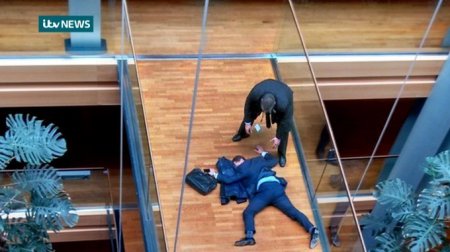 СМИ: выпавший из здания Европарламента депутат получил кровоизлияние в мозг