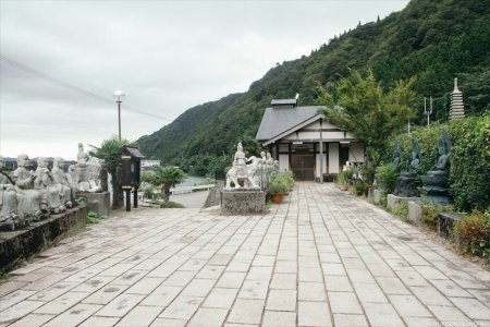 Жуткая японская деревня, где живут одни статуи. ФОТО
