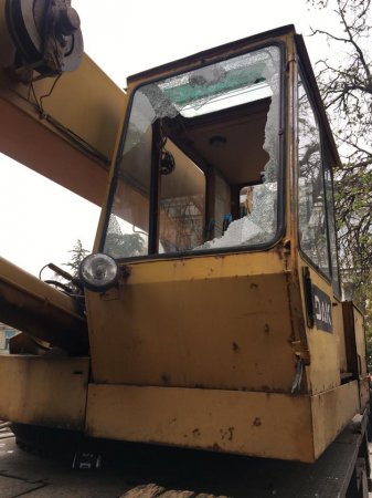 В Киеве во время демонтажа избили девушку - работника КП Благоустройства