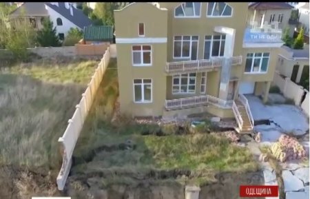 В Одесской области рушатся элитные дома из-за оползня