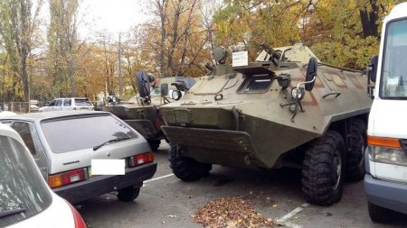 На улицах Киева продают военную технику и оружие