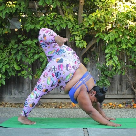 Сеть покоряет учительница йоги с пышными формами. ФОТО