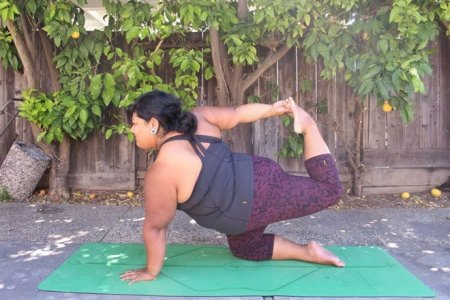 Сеть покоряет учительница йоги с пышными формами. ФОТО