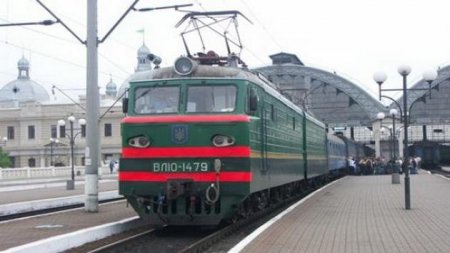 В Соломенском районе Киева под поезд попали 2 человека: один умер
