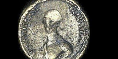 Необычную монету нашли археологи в Египте с изображением пришельца: фото