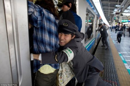 Как в японском метро людей в вагоны заталкивают. ВИДЕО