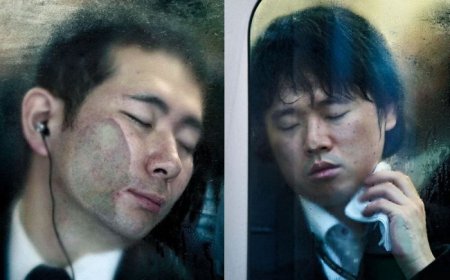 Как в японском метро людей в вагоны заталкивают. ВИДЕО