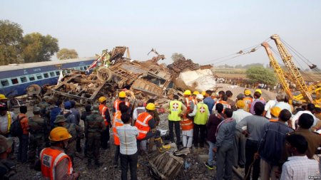 Страшная катастрофа в Индии: в результате аварии на железной дороге погибли более  100 человек