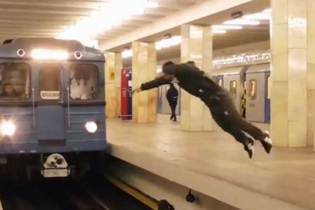 В Москве экстремал сделал сальто перед движущимся поездом метро