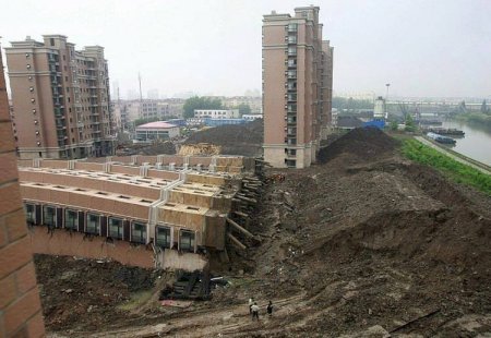 В Китае упал, но не развалился только что построенный многоэтажный дом