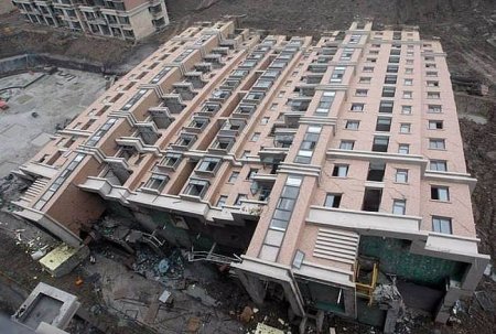 В Китае упал, но не развалился только что построенный многоэтажный дом