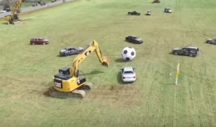 Автомобили с экскаватором играют в футбол. ВИДЕО