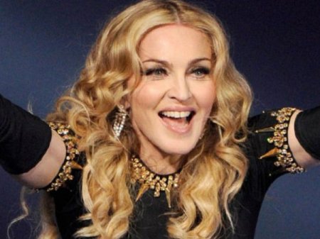 Мадонна исполнила зажигательный танец в караоке-машине. ВИДЕО