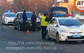 В Киеве внедорожник на пешеходном переходе сбил трех детей