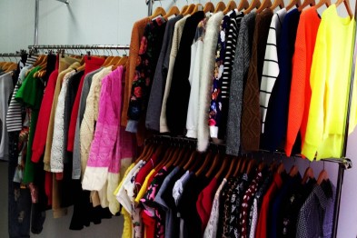 В Днепре открылся магазин, где нуждающиеся могут взять бесплатную одежду