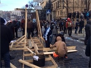 Демонстранты приготовили "подарок" для милиции.