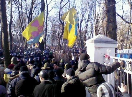 Активисты пытаются разблокировать ул. Грушевского. Для этого они прорвали окружение из Внутренних войск