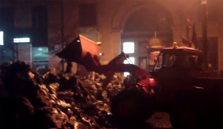 На Грушевского помалу начали разбирать баррикады