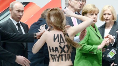 В Крыму раздетых активисток Femen задержали казаки и милиция