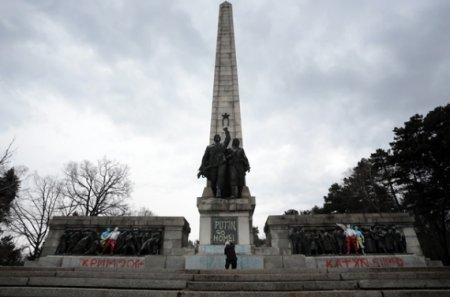 На обрисованном памятнике в Болгарии вандалы напомнили Путину Катынь (фото)