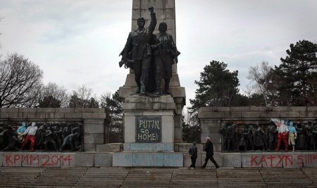 На обрисованном памятнике в Болгарии вандалы напомнили Путину Катынь (фото)