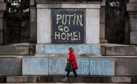 На обрисованном памятнике в Болгарии вандалы напомнили Путину Катынь (фото)