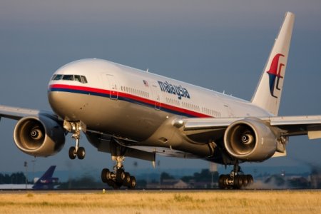 Одна из версий - возможно теракт. Пропавший лайнер Malaysia Airlines до сих пор не нашли