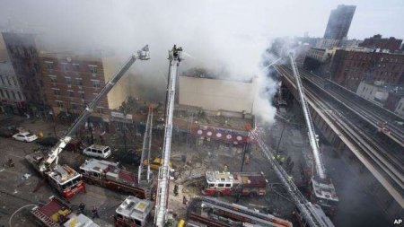 Обвал дома в Нью-Йорке вызван взрывом газа - мэр города