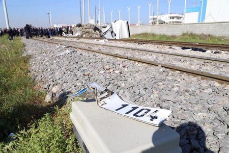 В Турции поезд протаранил микроавтобус наполненный людьми