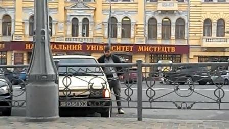 В Харькове вор средь бела дня пытался угнать автомобиль (видео)