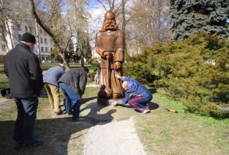 В Чернигове поставили памятник первому бойцу самообороны