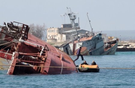 В Крыму российские оккупанты поднимают затопленные корабли