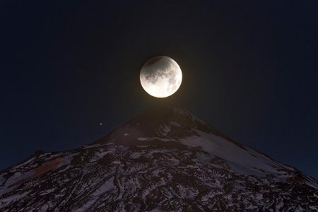 Луна попала в тень Земли и стала темно-красной