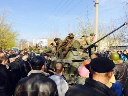 В Краматорск вошла военная техника, но ее заблокировали