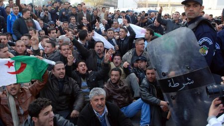 В Алжире накануне выборов разогнали антиправительственный протест