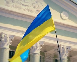 Алчевские патриоты подняли на горсоветом флаг Украины