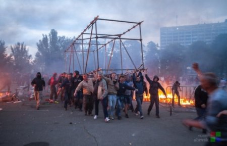 Как в Одессе во время пожара проукраинские активисты спасали сепаратистов (видео)