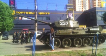 Сепаратисты в Луганске украли с постамента танк для 