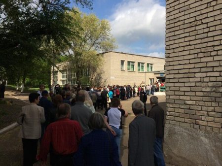 Плебисцит на Донбассе: народ пришел голосовать