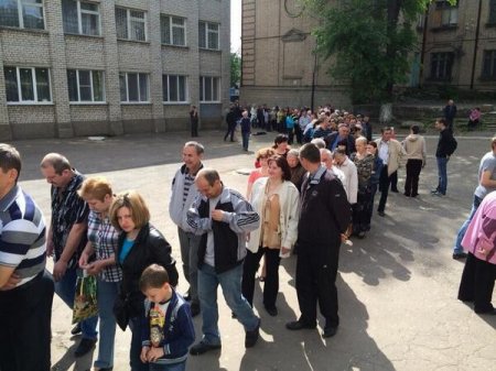 Плебисцит на Донбассе: народ пришел голосовать