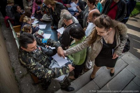 Плебисцит на Донбассе: народ пришел голосовать