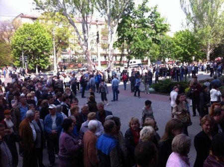 Плебисцит на Донбассе: народ пришел голосовать