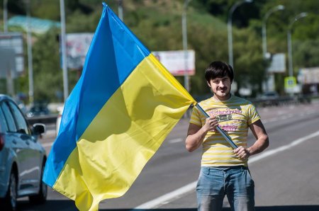 Флаг Украины - в Киеве в выходные прошла позитивная акция