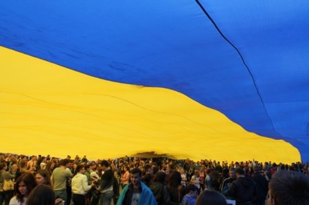 В Луцке развернули самый большой в мире флаг Украины