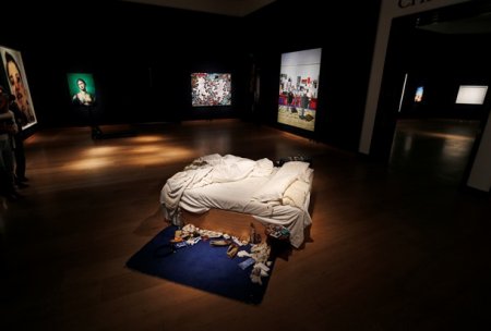 В Англии неубранная кровать художницы ушла на торгах за $4 млн.