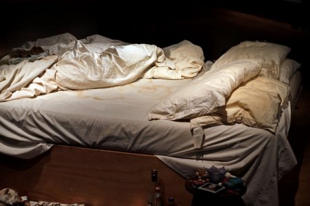 В Англии неубранная кровать художницы ушла на торгах за $4 млн.