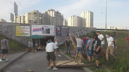 На Позняках в Киеве снова митинг против застройки территории (фото)