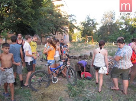 В Мариуполе жители своими силами востанавливают бункер (фото)