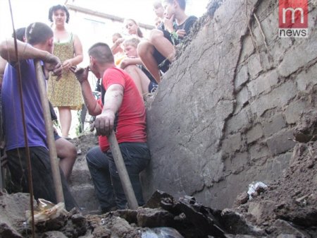 В Мариуполе жители своими силами востанавливают бункер (фото)