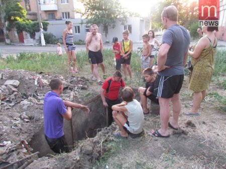 В Мариуполе жители своими силами востанавливают бункер (фото)